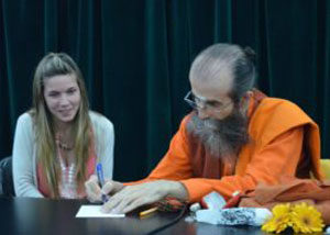 Conferencia en el Salón de la Universidad Nacional de Rosario sobre “La cosmovisión del Hinduismo” presentando su libro "El Hinduismo". 26 de septiembre de 2015. Rosario, Argentina.