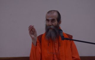 Swami Satyananda brinda una conferencia sobre meditación en la UTN Avellaneda